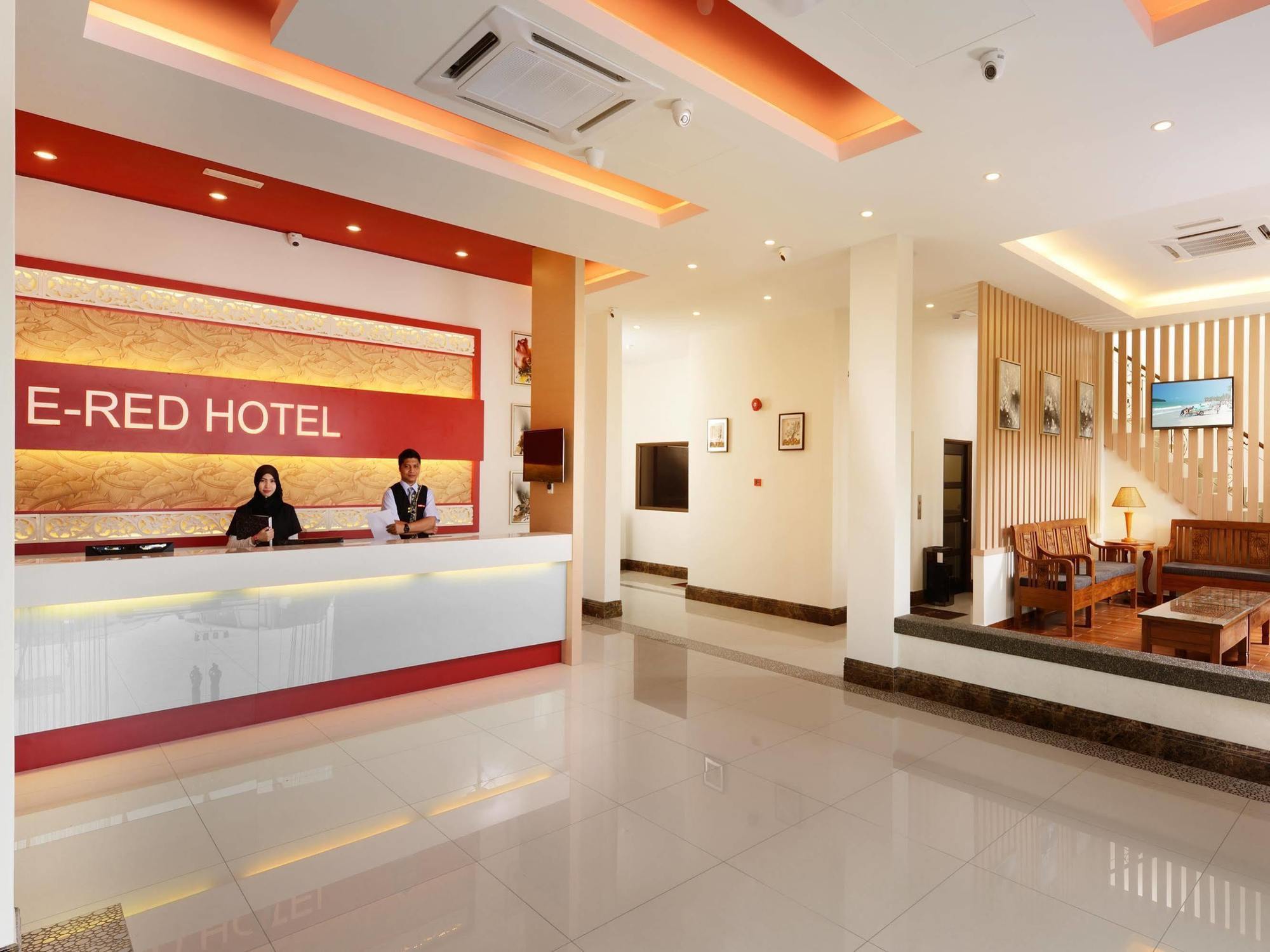 E-Red Hotel Bandar Perda Букит-Мертаджам Экстерьер фото